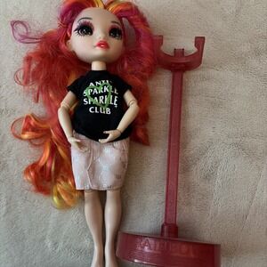 Rainbow High Twin Laurel De'Vious Doll with Stand